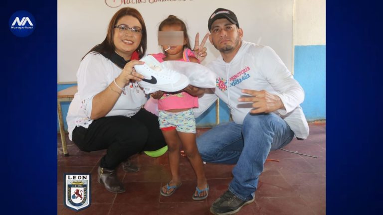 alcaldesa de leon entrega grandes zapatos a niñez de preescolares de leon