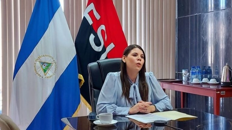 Camila Ortega si dirige a estudiantes del Caribe.