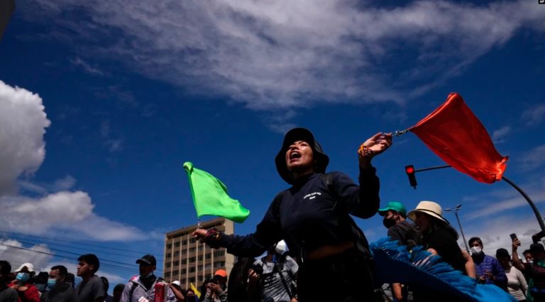 ARCHIVO - Estudiantes se suman a mujeres indígenas en una marcha en apoyo a las protestas y el paro nacional contra el gobierno del presidente Guillermo Lasso, a las afueras de la Universidad de Central, en Quito Ecuador, el 25 de junio de 2022