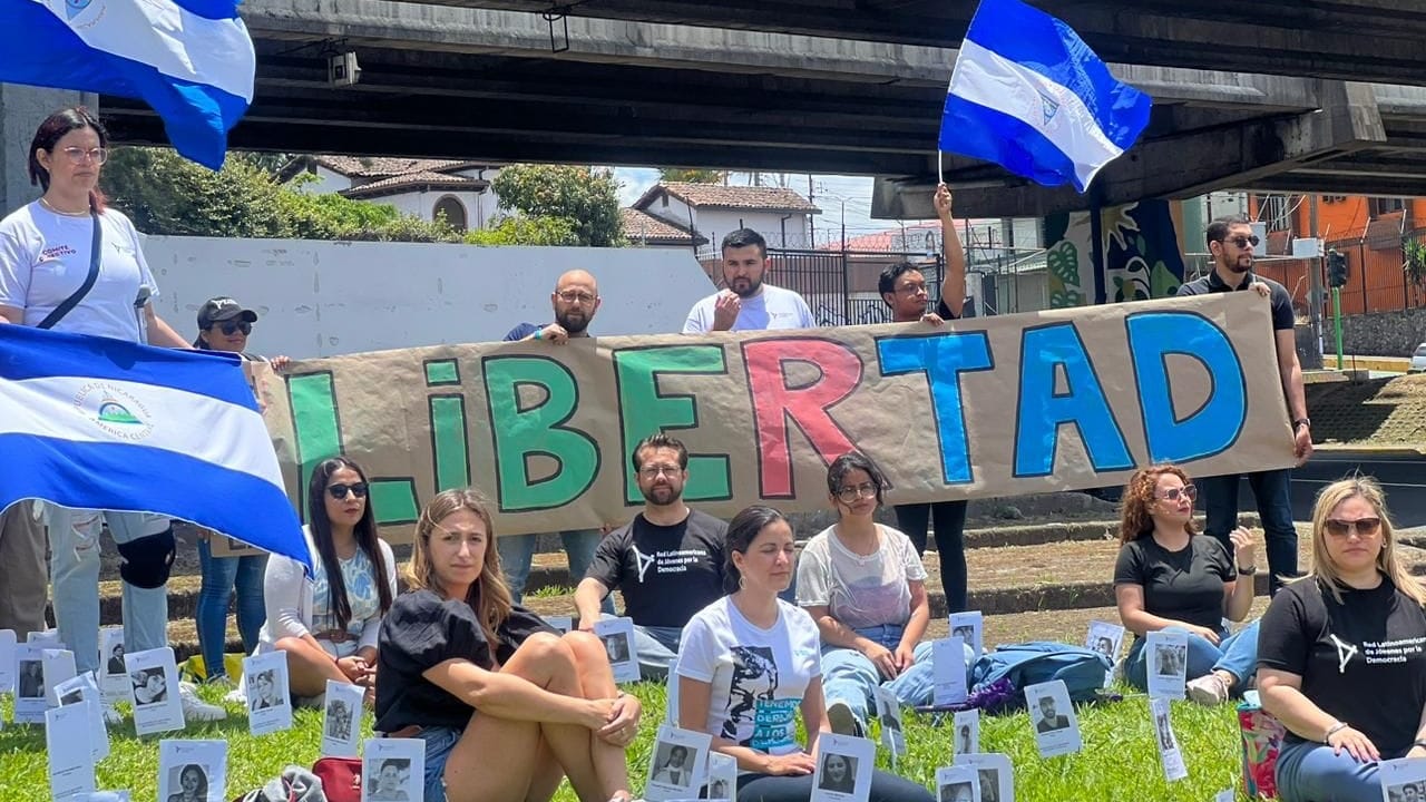 Jóvenes protestan en Cumbre de la Democracia en Costa Rica