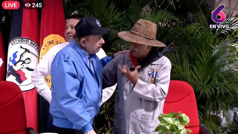 Ortega en acto del 43 aniversario de la Alfabetización.