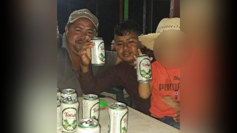 Padre lleva a su hijo a un bar en Río Blanco para incitarlo a beber licor.