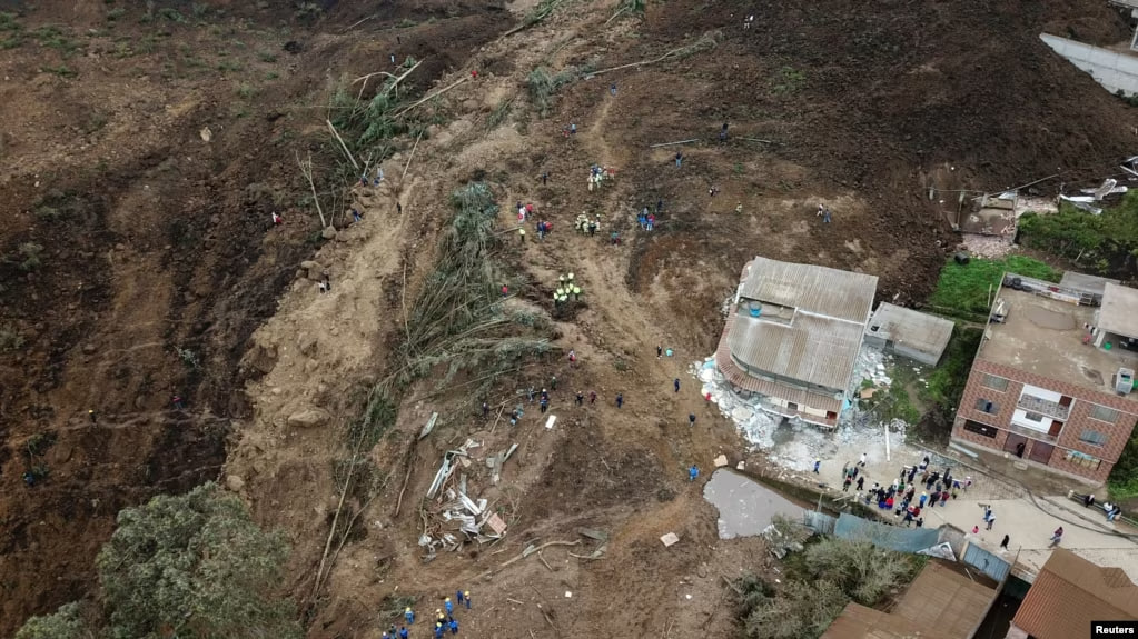 Una vista muestra el sitio de un deslizamiento de tierra en Alausi, Ecuador 27 de marzo de 2023. REUTERS/Karen Toro