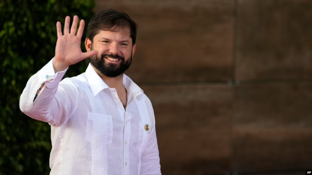 El presidente de Chile, Gabriel Boric, saluda a su llegada a la sesión de la 28ª Cumbre Iberoamericana, en Santo Domingo, República Dominicana, el sábado 25 de marzo de 2022. (Foto AP/Ariana Cubillos)