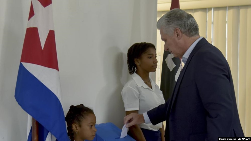 ARCHIVO - El presidente cubano Miguel Díaz-Canel vota en las elecciones municipales, en noviembre de 2022, en La Habana, Cuba.