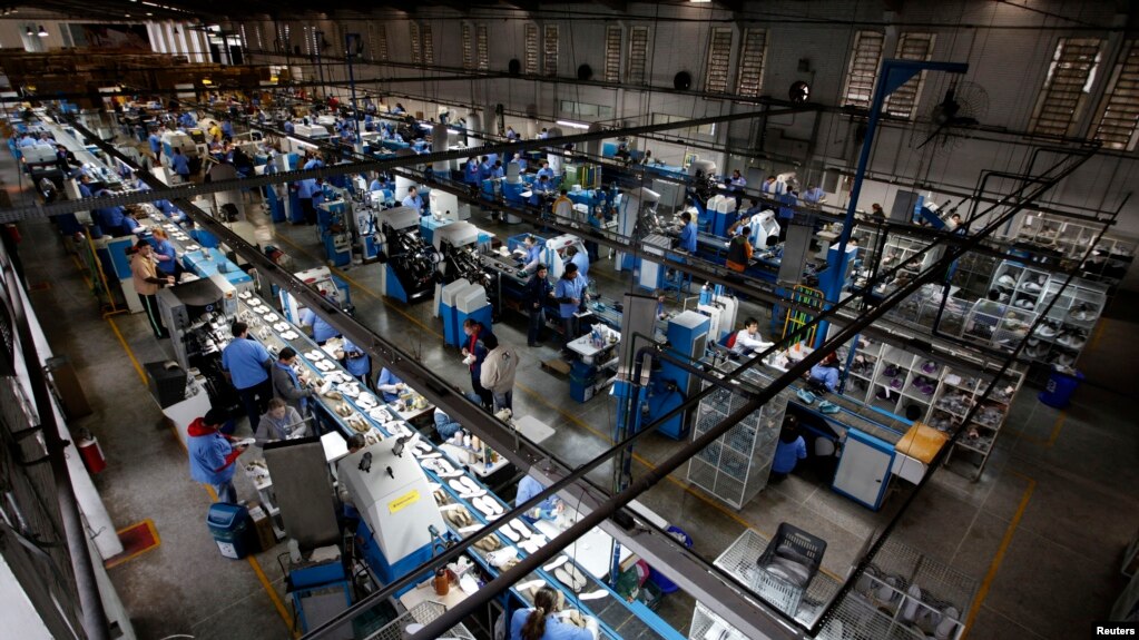 ARCHIVO - Trabajadores brasileños son vistos durante un proceso de fabricación de calzado en una fábrica en Novo Hamburgo, en el estado de Rio Grande do Sul en agosto de 2010.