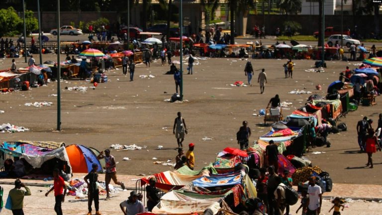 ARCHIVO - Migrantes esperan recibir ayuda del gobierno mexicano para obtener visas humanitarias para transitar por territorio mexicano, en Tapachula, México, 1 de diciembre de 2021