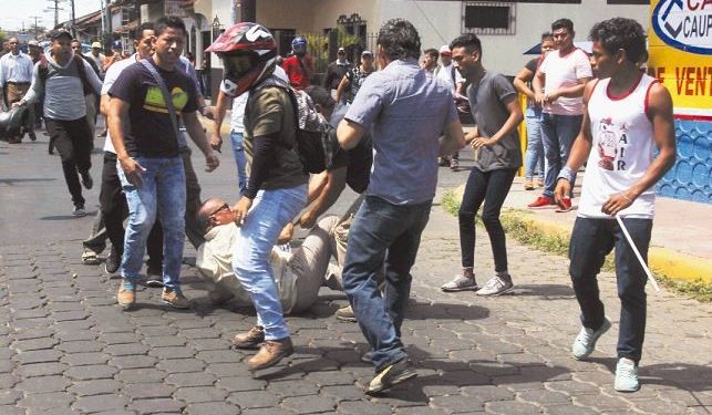 Cientos de turbas Sandinistas golpearon a jubilados que protestaron en contra de las reformas al INN.