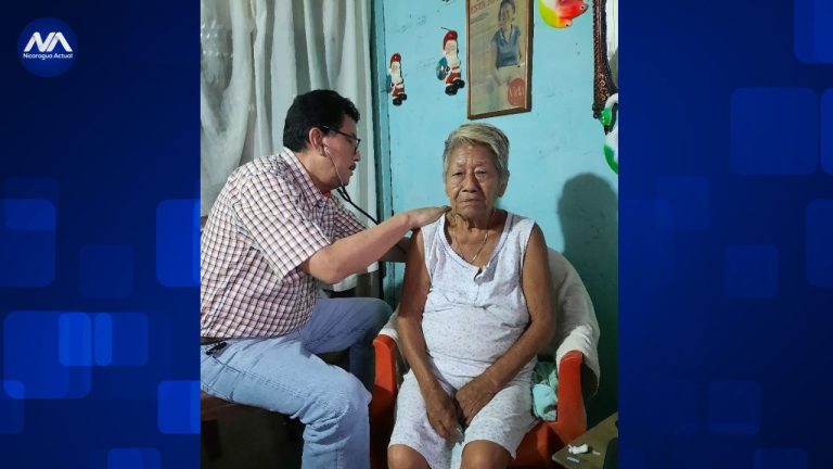 Doña Coquito, la abuelita vandalica siendo atendida por el doctor Alejandro Lagos foto cortesia de Alejandro Lagos