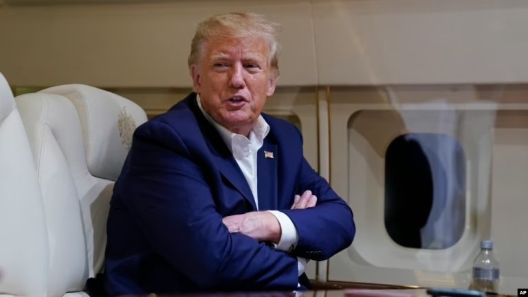 El expresidente Donald Trump habla con reporteros mientras vuela en su avión después de un mitin de campaña en el Aeropuerto Regional de Waco, en Waco, Texas, el 25 de marzo de 2023, mientras se dirigía a West Palm Beach, Florida.