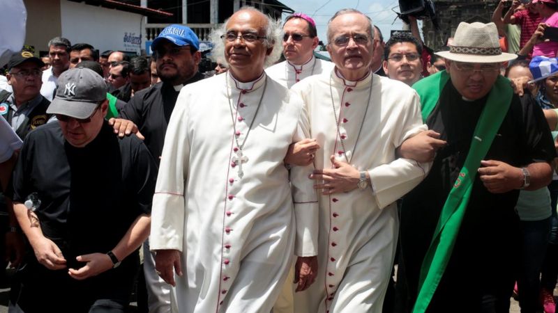 Obispo Báez junto al cardenal Leopoldo Brenes llegan a Carazo para ayudar a refugiados de la parroquia San Sebastián
