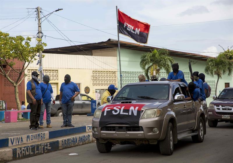 Paramilitares a bordo de las llamadas "camionetas de la muerte" encargados del levantamiento de los tranque