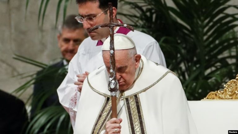 El papa Francisco preside la misa del Jueves Santo en la basílica de San Pedro del Vaticano el 6 de abril de 2023.