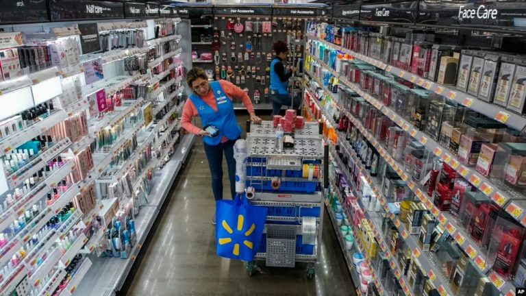 Una empleada organiza productos de belleza dentro del Walmart Supercenter en North Bergen, Nueva Jersey, el jueves 9 de febrero de 2023.