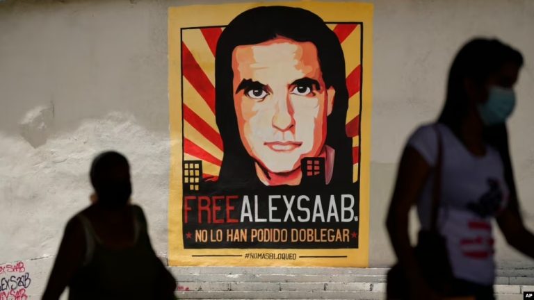 Un afiche del empresario colombiano y enviado especial venezolano Alex Saab, en Caracas, Venezuela, el 9 de septiembre de 2021.