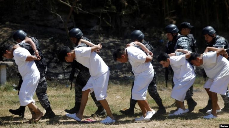 Presuntos miembros de la pandilla Barrio 18 son presentados ante los medios de comunicación luego de ser arrestados por la desaparición o asesinato de varias personas, incluidos dos conductores de entrega de comida rápida, en Colón, El Salvador, el 3 de marzo de 2022.