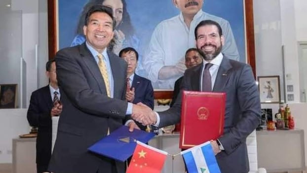 Laureano firma acuerdos con China