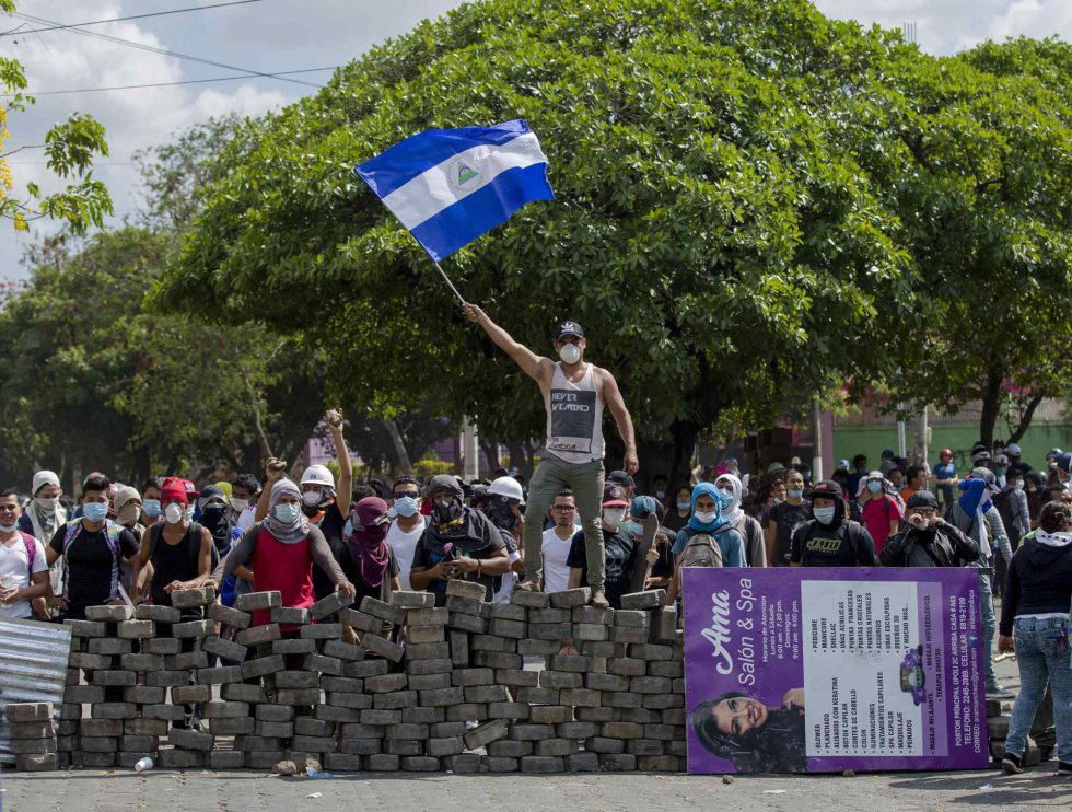 manifestantes detras de barricadas se protegen de los ataques de la policia sandinista foto cortesia
