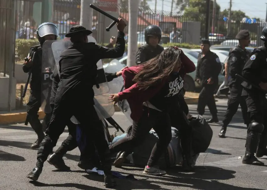 una manifestante es agredida por un agente de las fuerzas especiales de ortega foto cortesia