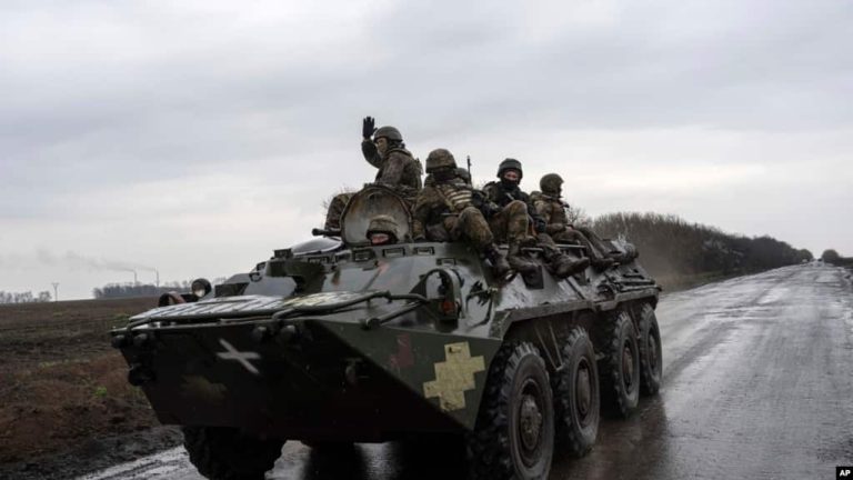 Militares ucranianos subidos en un APC hacia posiciones de primera línea cerca de Vuhledar, Ucrania, el 9 de abril de 2023.