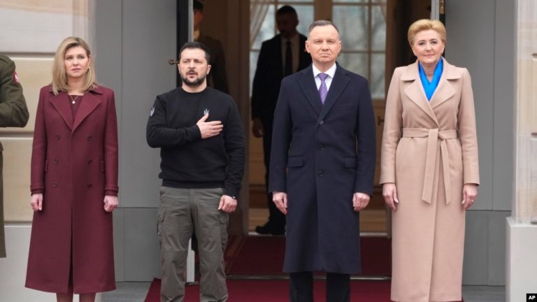 El presidente de Polonia, Andrzej Duda, segundo a la derecha, con su esposa Agata Kornhauser-Duda dan la bienvenida al presidente ucraniano Volodymyr Zelenskyy con su esposa Olena, a la izquierda, en el Palacio Presidencial en Varsovia, Polonia, el miércoles 5 de abril de 2023.
