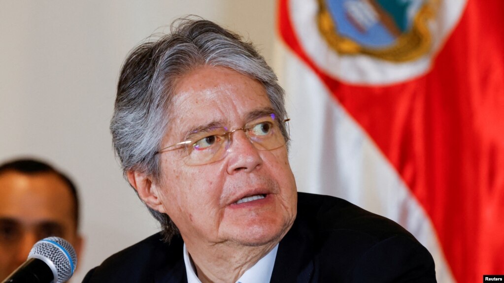 ARCHIVO: El presidente de Ecuador, Guillermo Lasso, durante una conferencia de prensa en San José, Costa Rica, el 1 de marzo de 2023.
