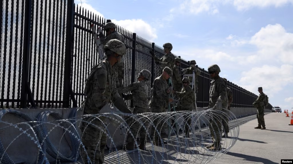 Ingenieros del ejército instalan alambre de púas en el Puente Internacional Anzaldúas, Texas, mientras el Comando Norte brinda apoyo militar para asegurar la frontera sur de los EEUU, el 5 de noviembre de 2018.