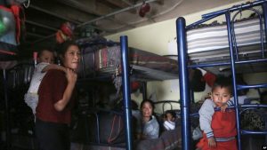 En esta imagen del 29 de marzo de 2022, migrantes descansan en un dormitorio en el albergue del Buen Samaritano, en Ciudad Juárez, México.