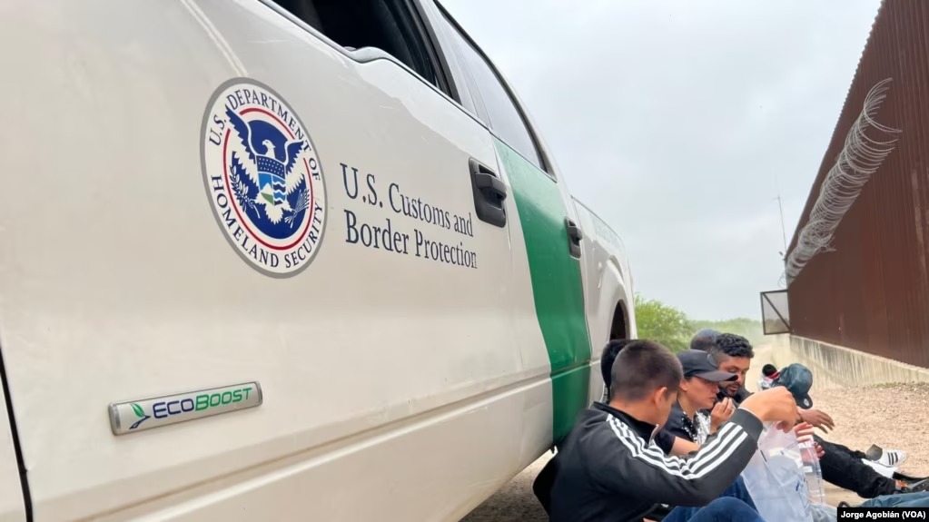 Un grupo de migrantes resulta detenido por agentes de la patrulla fronteriza al intentar cruzar a EEUU, el 4 de mayo de 2023, en McAllen, Texas.