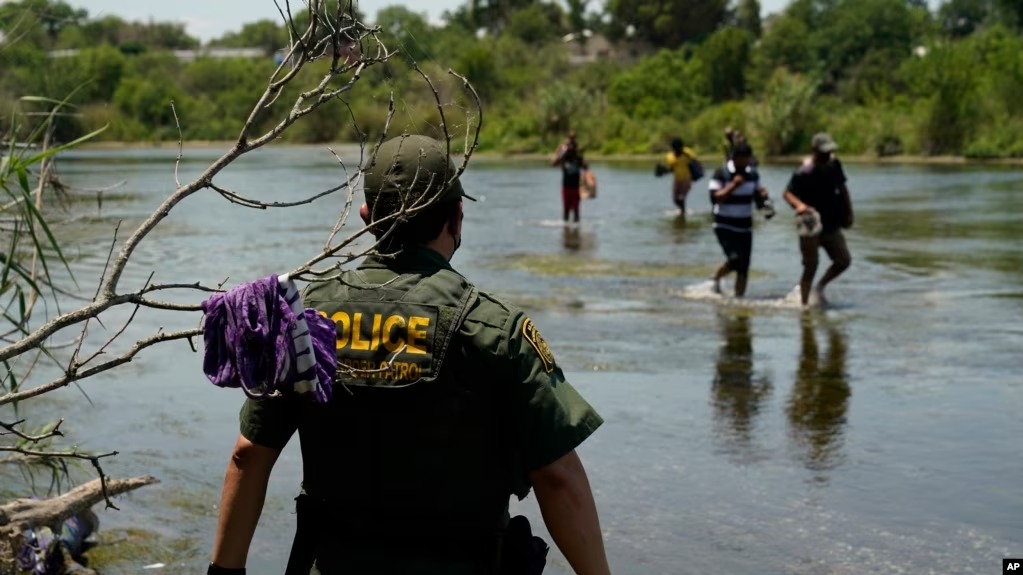 En 2022, más de 2.100 extranjeros fueron retenidos por traficantes de migrantes, según informó el Instituto Nacional de Migración mexicano en un comunicado.