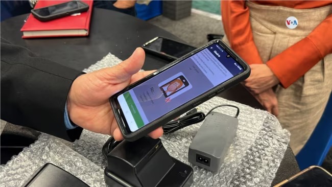 Dispositivos utilizado para monitorear a jefes de familias migrantes en espera de una decisión en su caso de asilo, mostrado por un agente del Servicio de Inmigración de EEUU en El Paso, Texas, el 10 de mayo de 2023