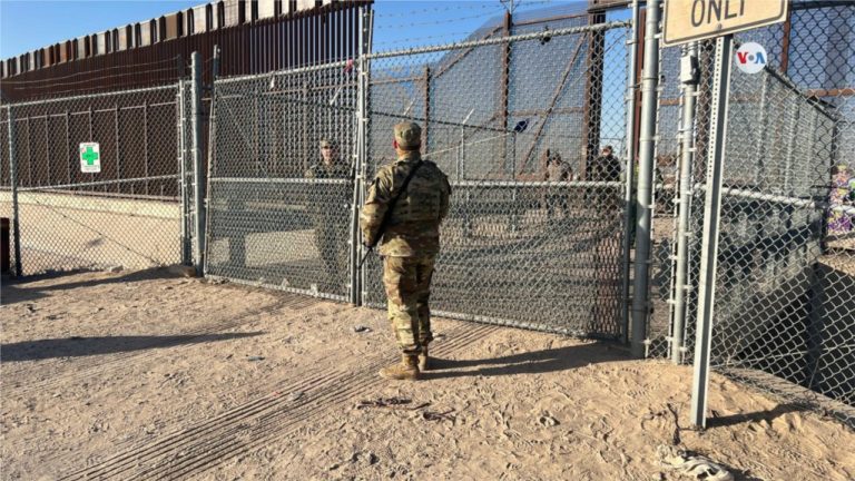 Autoridades fronterizas comienzan a procesar migrantes en la puerta 42 de la frontera en El Paso.