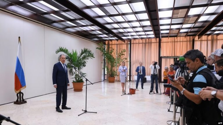 El canciller ruso Sergei Lavrov se reúne con los medios en La Habana el 20 de abril de 2023. [Foto: AFP]