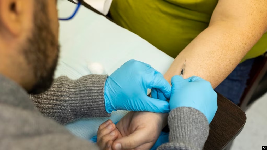 Madeleine Croll, una mujer trans, recibe la vacuna contra la mpox en la Clínica Westbrook del Valley AIDS Council el sábado 10 de diciembre de 2022 en McAllen, Texas, Estados Unidos.