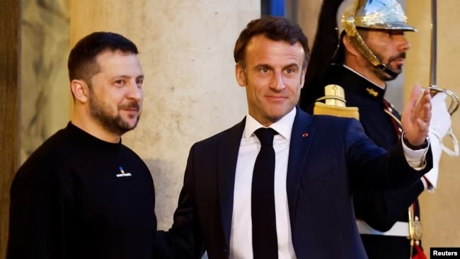 El presidente de Francia, Emmanuel Macron (izq) junto a su homólogo ucraniano Volodymyr Zelenskyy, en el Palacio Elíseo de París el 14 de mayo de 2023.
