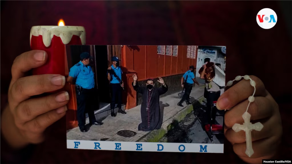 Una mujer en Managua reza por el obispo Rolando Álvarez, condenado a más de 26 años de cárcel por la justicia nicaragüense.
