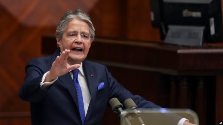 El presidente de Ecuador, Guillermo Lasso, habla en una sesión de la Asamblea Nacional en Quito en el inicio de un juicio político en su contra el 16 de marzo de 2023 en Quito.