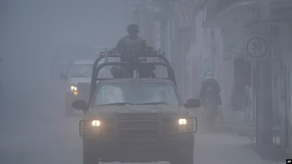 El ejército mexicano patrulla las calles mientras la ceniza del volcán Popocatépetl cubre las calles, el lunes 22 de mayo de 2023, en Santiago Xalitzintla, México.