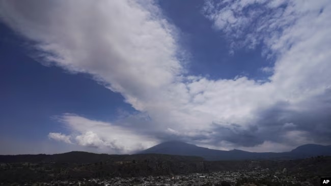 Vista del Popocatépetl lanzando gases y cenizas desde el poblado de Santiago Xalitzintla, el 22 de mayo de 2023.