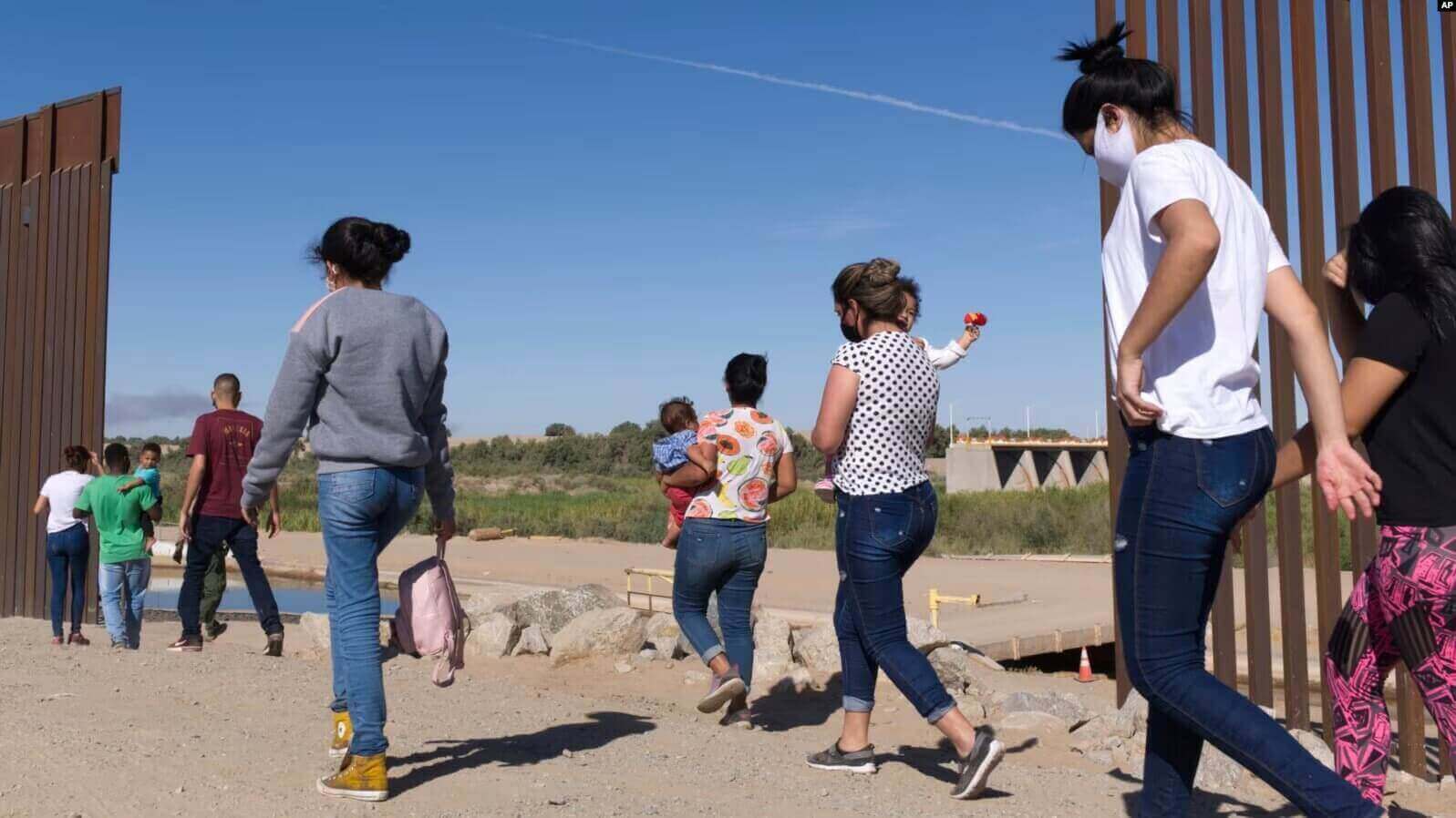 ARCHIVO - Un grupo de migrantes brasileños ingresan a Estados Unidos desde México por una brecha del muro fronterizo, en Yuma, Arizona, con el fin de solicitar asilo a las autoridades migratorias estadounidenses, el 8 de junio de 2021