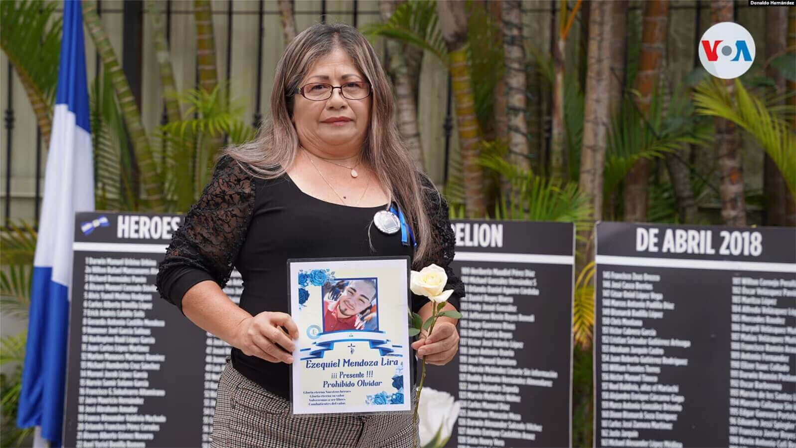 Una madre nicaragüense sostiene el cartel de su hijo asesinado en una actividad en San José, Costa Rica. [Foto: Donaldo Hernández, VOA]