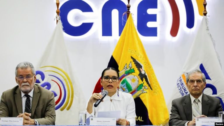 Diana Atamaint, presidenta del Consejo Nacional Electoral (CNE), habla durante una conferencia de prensa, en Quito, Ecuador, 17 de mayo de 2023.