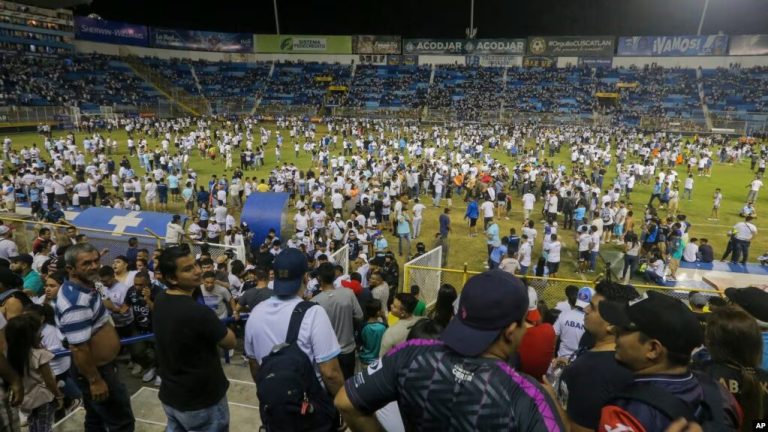 Aficionados irrumpen en el terreno del estadio Cuscatlán en San Salvador, El Salvador, para ayudar a las víctimas de una estampida que dejó 9 muertos y decenas de heridos el 20 de mayo de 2023.
