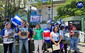 exiliados protestan frente al BCIE en Costa Rica