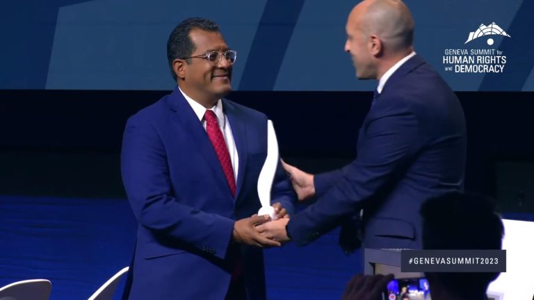 Félix Maradiaga recibe premio y lo ofrece por monseñor Álvarez.