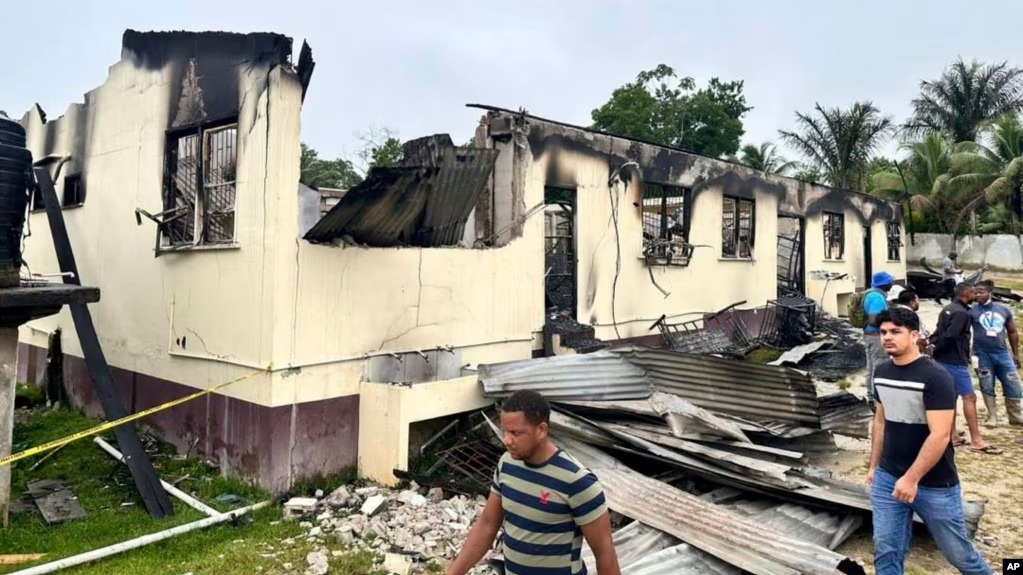 En esta foto divulgada por el Departamento de Información Pública de Guyana se observa cómo quedó el dormitorio de una escuela secundaria en Mahdia después de un incendio que mató a 20 estudiantes el 22 de mayo de 2023.