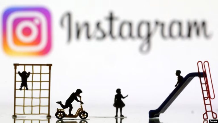 Las miniaturas del parque infantil se ven frente al logotipo de Instagram que se muestra en esta ilustración tomada el 4 de abril de 2023.