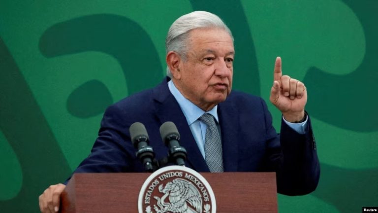 El presidente de México, Andrés Manuel López Obrador, gesticula durante una rueda de prensa en Ciudad de México, el 9 de marzo de 2023.