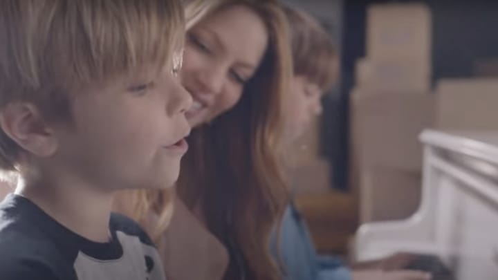 Shakira aparece con sus hijos interpretando "Acróstico". Foto captura del video oficial.