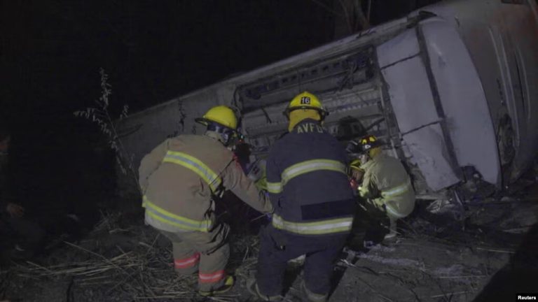 Personal de emergencias laboran en el sitio donde un autobús se despeñó por un barranco en Compostela, estado de Nayarit, en México. Foto distribuida por la Secretaría de Seguridad y Protección Ciudadana de Nayarit el 30 de abril de 2023.